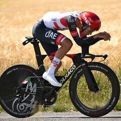 Juan Ayuso abandona en el Dauphiné por fiebre