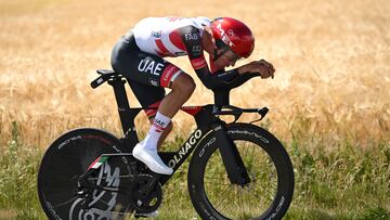 El ciclista español Juan Ayuso Pesquera compite durante la contrarreloj del Criterium del Dauphiné.