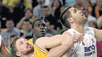 <b>DESTACÓ REYES. </b>Reyes acabó el partido con 17 puntos y 9 rebotes y mantuvo una gran lucha con los pívots del Gran Canaria. En la foto pelea por un rebote con Vroman.