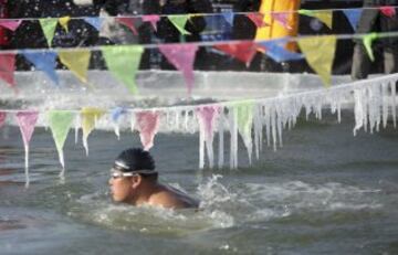 Un atrevido nadador en una gélida piscina durante la competición de Harbin International Ice en el río Songhua al noreste de China.