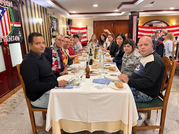 Asistentes a la comida del quinto aniversario de la peña atlética Furia leonesa. 