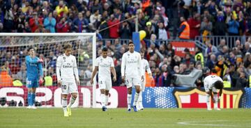 Los jugadores del Real Madrid abatidos después del gol 1-0 de Coutinho 