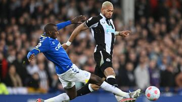LIVERPOOL, ENGLAND - MARCH 17: Joelinton of Newcastle United is challenged by Abdoulaye Doucoure of Everton during the Premier League match between Everton and Newcastle United at Goodison Park on March 17, 2022 in Liverpool, England. (Photo by Michael Re