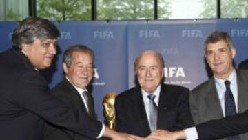 <b>COMUNIÓN. </b>Políticos y presidentes federativos de España y Portugal, junto a Blatter, a por el Mundial.