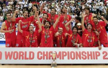 Sergio Rodrguez, primero por la izquierda de la fila de abajo, y Rudy Fernndez, el tercero en la fila de arriba, celebran el ttulo mundial de 2006, el primero en la historia de la Seleccin, en el Saitama Super Arena japons.