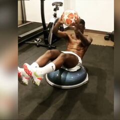 El durísimo ejercicio de Vinicius para lucir abdominales que está arrasando en Instagram