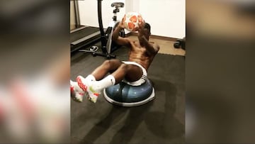 El durísimo ejercicio de Vinicius para lucir abdominales que está arrasando en Instagram