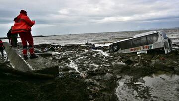 TOPSHOT - Rescue members look at damaged cars in the southern Ischia island on November 26, 2022, following heavy rains that sparked a landslide. - Italy's interior minister said there had been no confirmed deaths in a landslide on November 26, 2022 on the island of Ischia, despite earlier reports of eight killed.
 - Italy OUT (Photo by ANSA / Ansa / AFP) / Italy OUT (Photo by ANSA/Ansa/AFP via Getty Images)