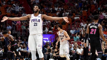 Joel Embiid (Sixers) celebra un triple contra los Miami Heat.