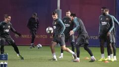 Carles Perez, junto a Messi durante un entrenamiento del Barcelona.