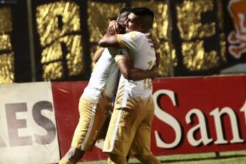 Fidel Martínez marcó su segundo de la noche. Pumas alargaba su ventaja en una noche redonda para los mexicanos.