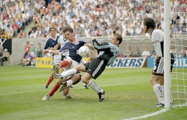 Entre guerras y sanciones, la República Federal de Yugoslavia (1992-2003) representó los intereses futbolísticos de Serbia y Montenegro en los 90. Fue la última sombra de la vieja potencia socialista balcánica antes de su separación definitiva en la ya mencionada Serbia y Montenegro. El Mundial de Francia 98 fue su única participación mundialista. La selección balcánica tenía muy buena pinta, pasando con 7 puntos la fase de grupos del torneo. Sin embargo, un gol tardío desde la frontal del área del centrocampista holandés Edgar Davids sentenció a Yugoslavia en los octavos de final del torneo.
