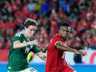 Mexico's midfielder #14 Marcel Ruiz and Panama's midfielder #06 Hector Hurtado fight for the ball during the international friendly football match between Panama and Mexico at the Rommel Fernandez Gutierrez Stadium in Panama City on January 22, 2026. (Photo by ARNULFO FRANCO / AFP)