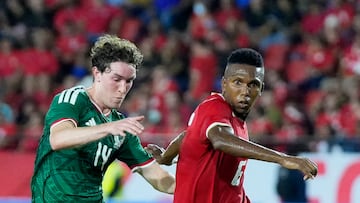 Mexico's midfielder #14 Marcel Ruiz and Panama's midfielder #06 Hector Hurtado fight for the ball during the international friendly football match between Panama and Mexico at the Rommel Fernandez Gutierrez Stadium in Panama City on January 22, 2026. (Photo by ARNULFO FRANCO / AFP)
