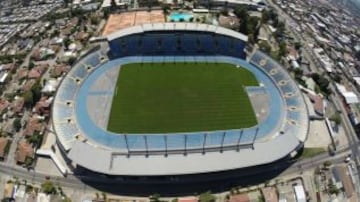 Rancagua: Escenario inaugurado 1947, fue remodelado en 2014 fecha en que aumentó su capacidad a 15.600 personas y cuenta con un museo de tecnología. En su cancha se jugaron encuentros de Copa Libertadores, Copa Sudamericana y la extinta Copa Conmebol.