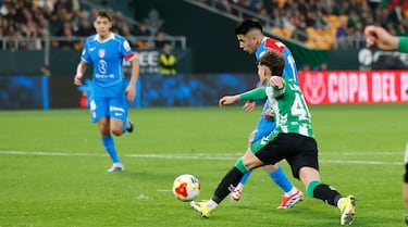 0-5 Thiago Almada centra a Antoine Griezmann, dispara, Adrián repele la pelota y le cae franca al mediocentro argentino para anotar el quinto tanto.