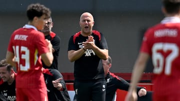 La era Slot en el Liverpool inicia con tropiezo