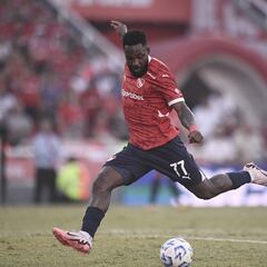 Efraín Juárez e Independiente pelean por Álvaro Angulo