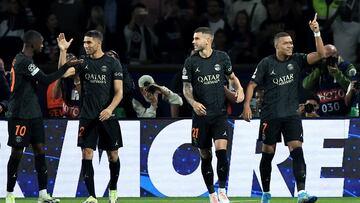 Paris (France), 19/09/2023.- Kylian Mbappe of PSG (R) celebrates after scoring the opening goal with a penalty during the UEFA Champions League Group F match between Paris Saint-Germain and Borussia Dortmund in Paris, France, 19 September 2023. (Liga de Campeones, Francia, Rusia) EFE/EPA/CHRISTOPHE PETIT TESSON