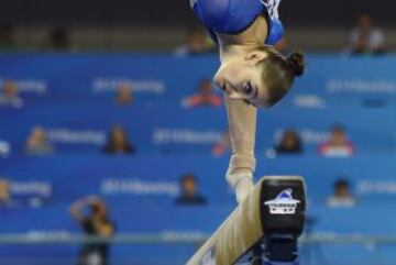 Aliya Mustafina en una posición imposible.