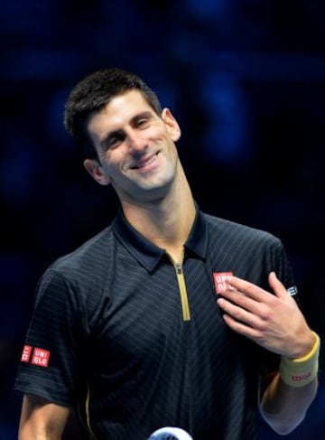 Novak Djokovic levantó su tercer trofeo consecutivo, tras la renuncia de Federer, y seguirá como el mejor del mundo.