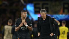 Kylian Mbappé charla con Luis Enrique.