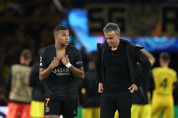 Kylian Mbappé y Luis Enrique, tras un partido del PSG en la Champions League la pasada temporada.