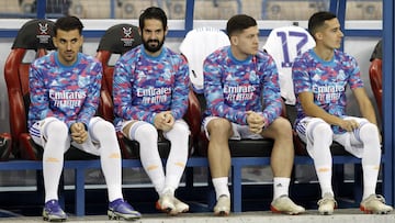 Daniel Ceballos, Isco Alarcón, Luka Jovic y Lucas Vázquez, jugadores del Real Madrid, se sientan en el banquillo.