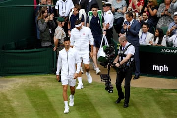 Novak Djokovic y Roger Federer entrando en la Pista Central del All England Lawn Tennis and Croquet Club para disputar la final de Wimbledon 2019. 