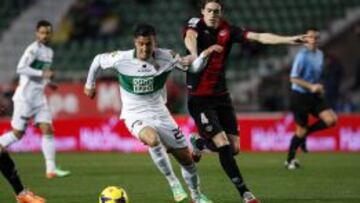 Baena disputa un balón con Cristian Herrera, del Elche.