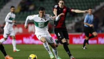 Baena disputa un bal&oacute;n con Cristian Herrera, del Elche.