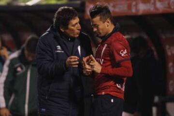 Roberto Gutiérrez recibe instrucciones de Mario Salas antes de ingresar a la cancha.