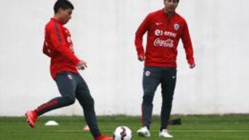 Carvajal con el bal&oacute;n, junto a Jaime Vald&eacute;s, en la pr&aacute;ctica de la Roja.