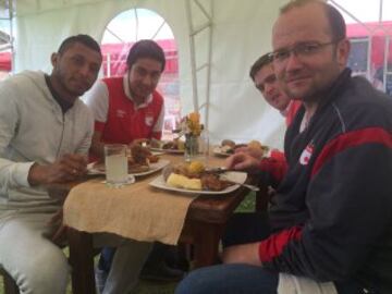 Jugadores y prensa compartieron un almuerzo en el que se respira buen ambiente previo a enfrentar a Independiente.