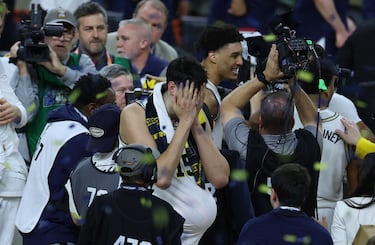 El pívot de los Michigan Wolverines, Aday Mara, celebra tras derrotar a los UConn Huskies en la final del campeonato nacional de la Final Four del Torneo de Baloncesto Masculino de la NCAA 2026 en el Lucas Oil Stadium.