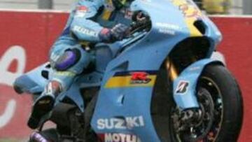 <b>INESPERADO.</b> Vermeulen celebra en el podia su inesperada victoria.