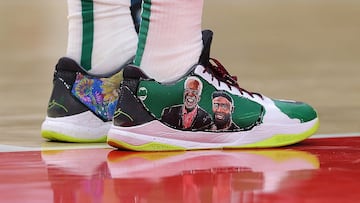 ATLANTA, GEORGIA - APRIL 21: A detailed view of the shoes worn by Jaylen Brown #7 of the Boston Celtics against the Atlanta Hawks during the fourth quarter of Game Three of the Eastern Conference First Round Playoffs at State Farm Arena on April 21, 2023 in Atlanta, Georgia. NOTE TO USER: User expressly acknowledges and agrees that, by downloading and or using this photograph, User is consenting to the terms and conditions of the Getty Images License Agreement.   Kevin C. Cox/Getty Images/AFP (Photo by Kevin C. Cox / GETTY IMAGES NORTH AMERICA / Getty Images via AFP)
FOTO FINISH CONTRAPORTADA
PUBLICADA 23/04/23 NA MA40 5COL