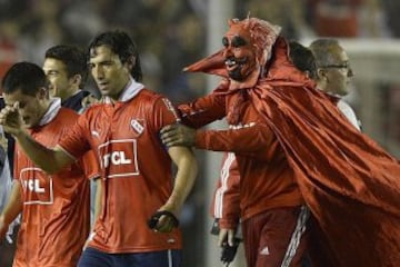 Club fundado por empleados de un almacén de Buenos Aires en 1905 hoy presume 14 ligas, siete Copas Libertadores y dos Intercontinentales. El Rojo de Avellaneda originalmente jugó de blanco, hasta que meses después de su fundación tomaron el rojo del Nottingham Forest, que visitó aquel año Argentina.