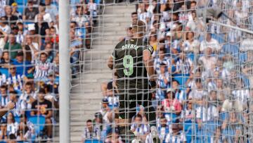 SAN SEBASTIÁN, 12/08/2023.- El delantero ucraniano del Girona Artem Dovbyk, celebra su gol durante el partido de la jornada 1 de LaLiga entre la Real Sociedad y el Girona, este sábado en el estadio Reale Arena en San Sebastián. EFE/ Juan Herrero