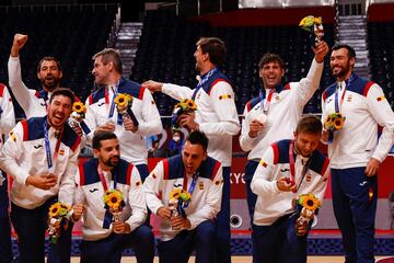 El equipo español celebra la medalla de bronce. 