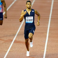 Van Niekerk vuela en 400 al estilo Bolt: 43.62 frenándose