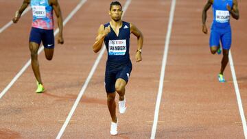 Van Niekerk vuela en 400 al estilo Bolt: 43.62 frenándose