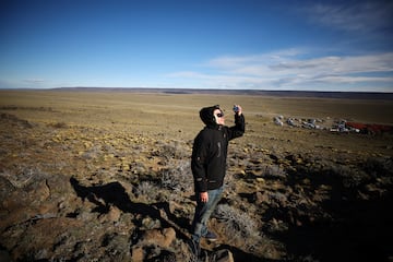 Federico Virgolini observa un eclipse solar anular en las Horquetas, Santa Cruz, Argentina.