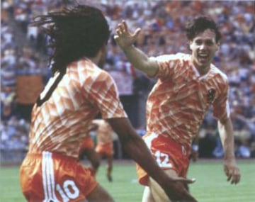Marco Van Basten era el goleador del temible tridente holand¨¦s del Milan que formaba junto a Ruud Gullit y Frank Rijkaard. 3 Balones de Oro y 2 botas de oro dan muestra de su talento goleador.