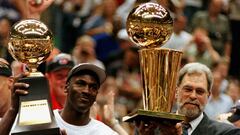 Michael Jordan y Phil Jackson levantan el MVP de las Finales y el campeonato de la NBA respectivamente tras la conquista del sexto anillo de los Chicago Bulls ante los Utah Jazz en 1998