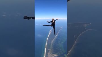 Vídeo: Mujer paracaidista se vuelve viral porque se puso a bailar en el cielo