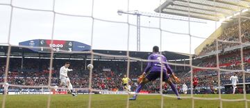 El jugador del Real Madrid, Jovic, marca el 1-4 al Osasuna. 