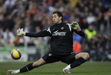 Milit¨® en el Real Madrid en dos etapas diferentes: desde 2005 hasta 2007 y la temporada 2013-14.