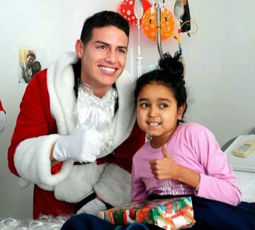 En diciembre de 2018, el futbolista colombiano se vistió de Santa Claus y repartió alegría a niños con cáncer del Hospital la Misericordia


