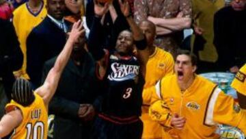 Allen Iverson lanza a canasta durante el &#039;Game 1&#039; de las Finales de 2001 entre Lakers y Sixers.